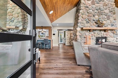 Located in the heart of it all! Luxury Northwoods Retreat on 5+ - photo 11