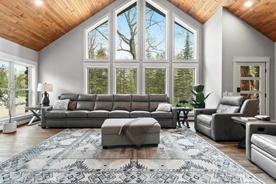 Located in the heart of it all! Luxury Northwoods Retreat on 5+ - photo 16