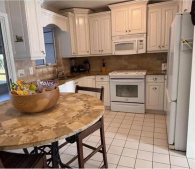 Welcome to a great home in the perfect location! This house with - photo 2