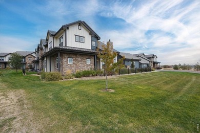 Welcome to your dream townhome in beautiful Heron Lakes! This - photo 4