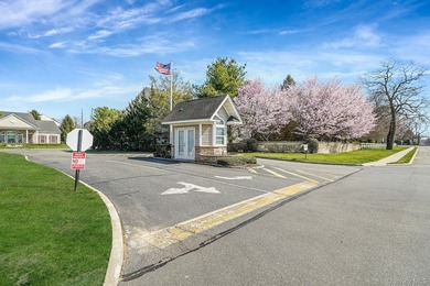 Well-appointed Brightwaters Model 2 story townhouse located in - photo 36