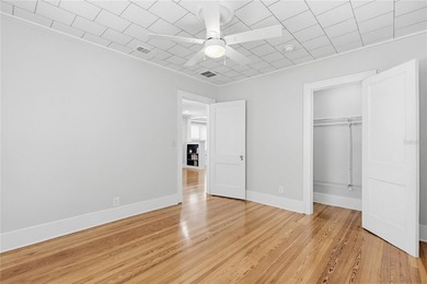 Welcome to this beautifully restored 1920s Craftsman bungalow in - photo 50