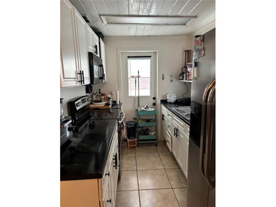 Charming 3 bedroom 1 bathroom home located just blocks from US - photo 3