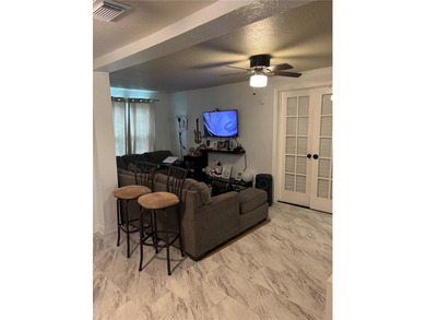 Charming 3 bedroom 1 bathroom home located just blocks from US - photo 6