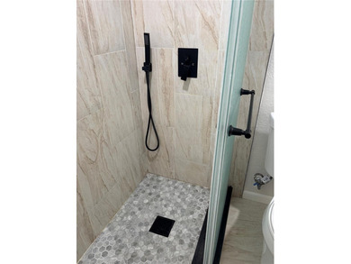 Charming 3 bedroom 1 bathroom home located just blocks from US - photo 8