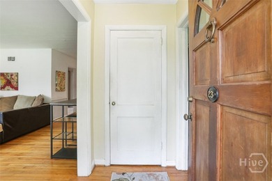 Charming 3-bedroom, 2-bath bungalow in a highly desirable - photo 5