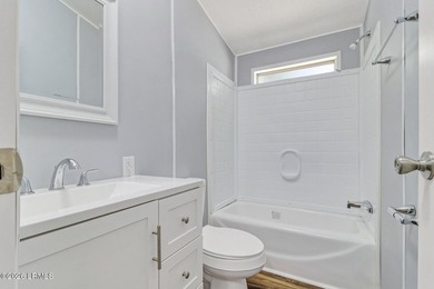 Fully renovated 4 bed, 2 bath mobile home offering modern - photo 18