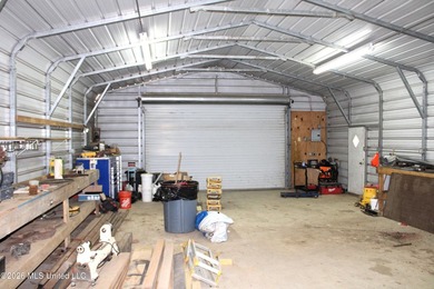 Located in South DeSoto Estates on 1.52 acres in the - photo 33