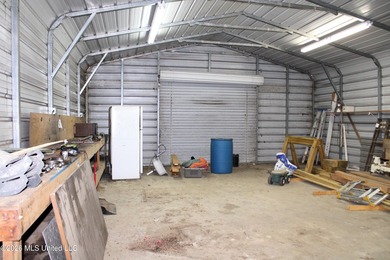 Located in South DeSoto Estates on 1.52 acres in the - photo 34