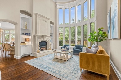 Beautifully updated custom home in the highly sought-after Oak - photo 3