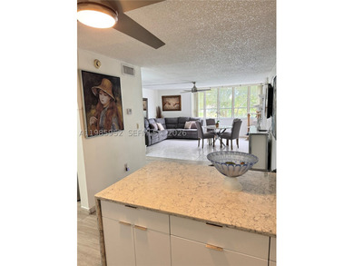 Spacious 3/2 plus Den kitchen and bathroom completely remodeled - photo 12