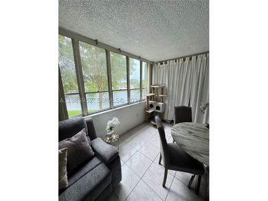 Spacious 3/2 plus Den kitchen and bathroom completely remodeled - photo 14