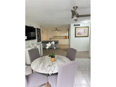 Spacious 3/2 plus Den kitchen and bathroom completely remodeled - photo 15