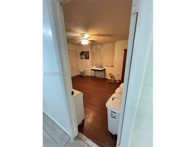 Spacious 3/2 plus Den kitchen and bathroom completely remodeled - photo 16