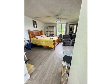 Spacious 3/2 plus Den kitchen and bathroom completely remodeled - photo 18