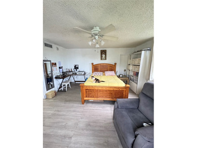 Spacious 3/2 plus Den kitchen and bathroom completely remodeled - photo 19