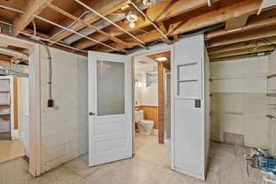 Charming Southwest full-dormer bungalow in the heart of - photo 26