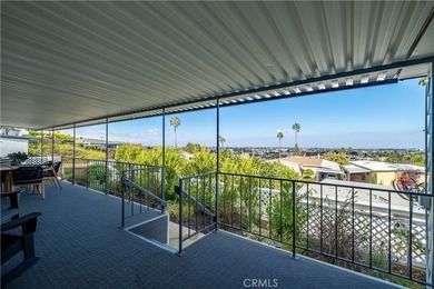 Wake up to stunning panoramic city views and unwind to ocean - photo 3