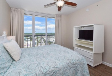 Beautiful 3 bedroom, 3 bath residence (with private parking spot - photo 18