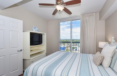 Beautiful 3 bedroom, 3 bath residence (with private parking spot - photo 23