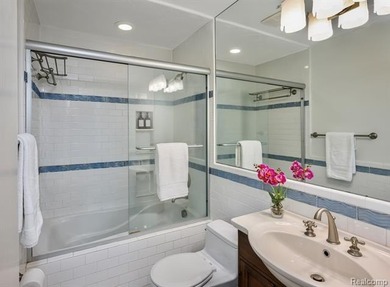 Highly desirable 2-bedroom, 2-bath Foxcroft condo in a fantastic - photo 13