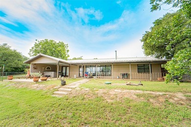 Experience the best of lake life with this spacious 3 bedroom, 2 - photo 3