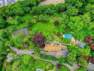 Perched above the Hudson River on 3.5 gated acres in the heart - photo 4