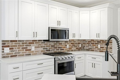 Welcome home to this beautifully updated Craftsman-style - photo 15