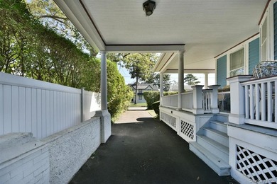 Set on a peaceful, tree lined street in Freeport, this arts and - photo 15