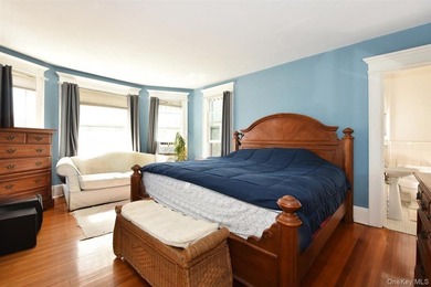 Set on a peaceful, tree lined street in Freeport, this arts and - photo 16