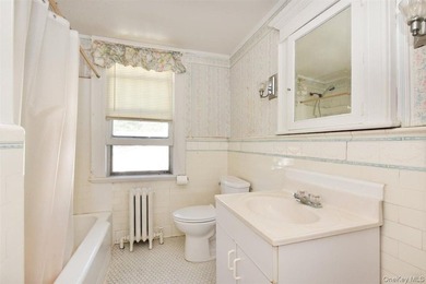 Set on a peaceful, tree lined street in Freeport, this arts and - photo 21