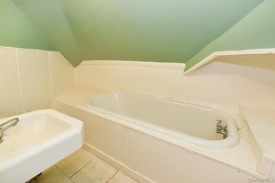 Set on a peaceful, tree lined street in Freeport, this arts and - photo 25