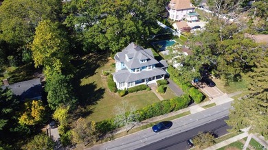 Set on a peaceful, tree lined street in Freeport, this arts and - photo 33