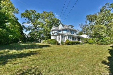 Set on a peaceful, tree lined street in Freeport, this arts and - photo 34