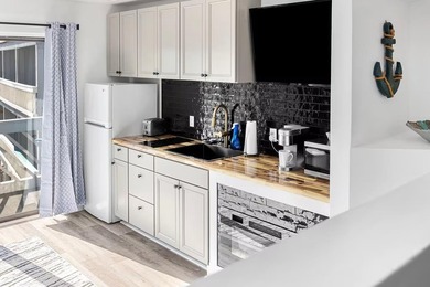 Turnkey and fully renovated 1 bedroom, 1 bath condo located in - photo 11