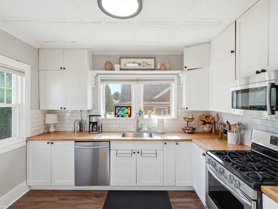 Welcome to this charming 4-bedroom split-level in the heart of - photo 13