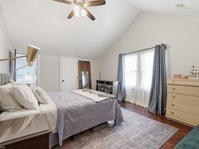 Welcome to this charming 4-bedroom split-level in the heart of - photo 21