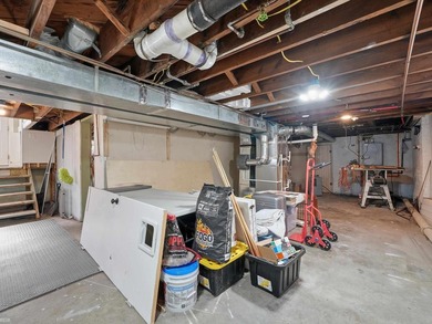 Welcome to this charming 4-bedroom split-level in the heart of - photo 28