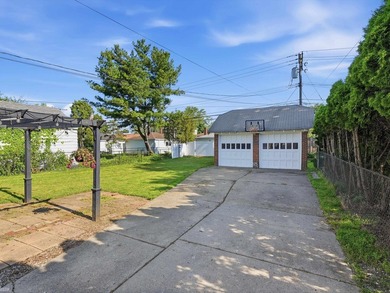 Welcome to this charming 4-bedroom split-level in the heart of - photo 29