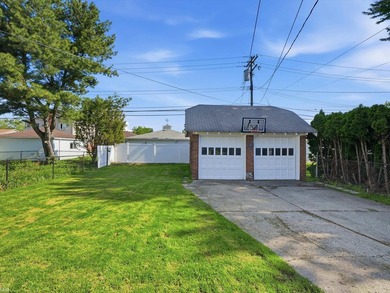 Welcome to this charming 4-bedroom split-level in the heart of - photo 31