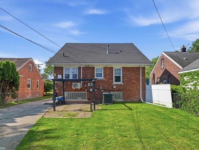 Welcome to this charming 4-bedroom split-level in the heart of - photo 33
