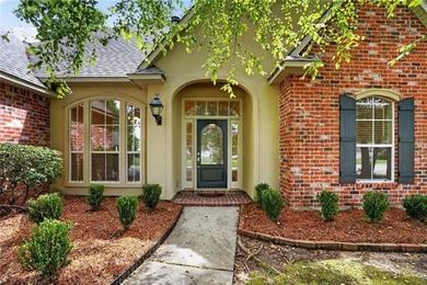 HOME LOCATED IN DESIRABLE MONTEREY S/D. EASY ACCESS TO I-12 AND - photo 2
