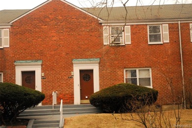 Well maintained, three room, first floor co-op in Laurelton - photo 1