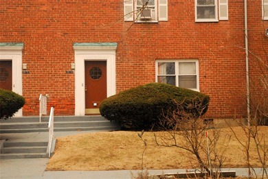Well maintained, three room, first floor co-op in Laurelton - photo 2
