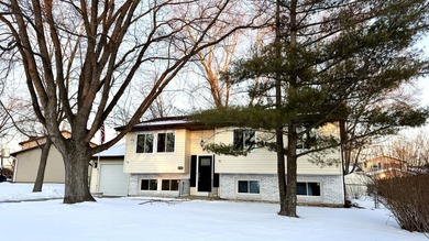 Waterford Lake Home Active Under Contract in Lindenhurst Illinois