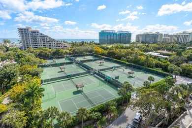 Key Colony III #802 offers 2,013 square feet of well-planned - photo 1