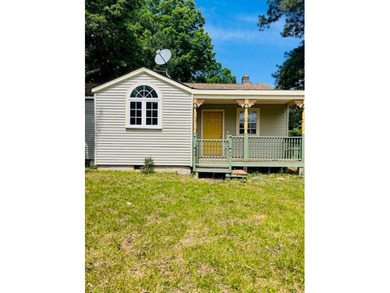 This house gives off the cozy cottage feeling. Lots of recent - photo 2