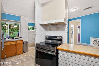 Welcome home to this charming property that's full of character - photo 14