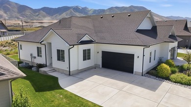 Come enjoy this like-new twin home. Located conveniently near - photo 4