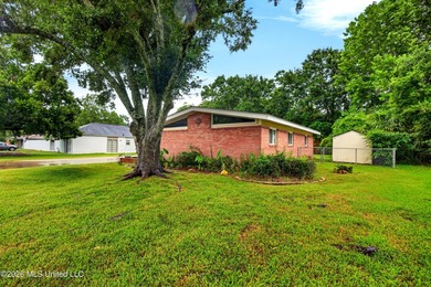 Welcome home to this charming property that's full of character - photo 23